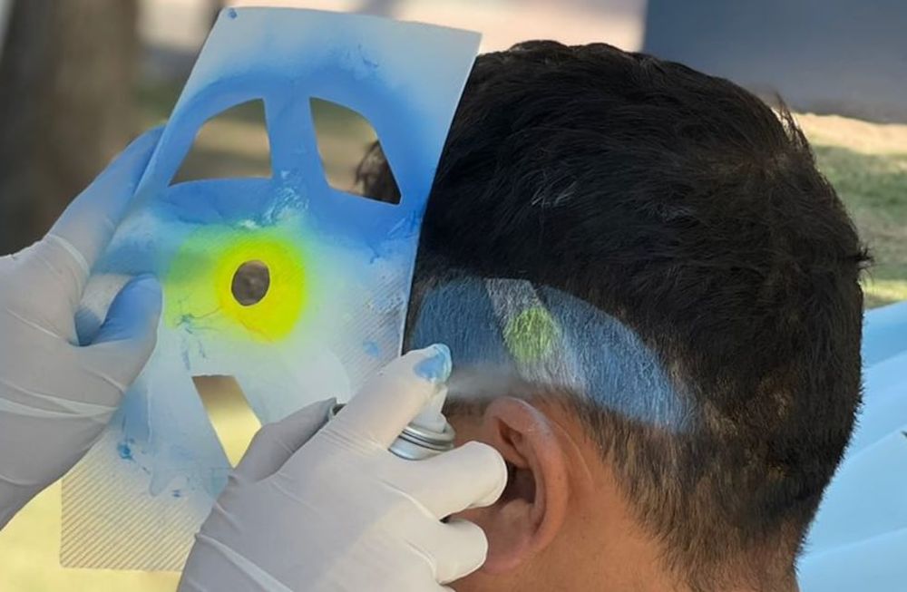 ¿Nace una cábala? La barbería que corta y tiñe el pelo como el “Dibu” Martínez gratis repite hoy la acción. Foto: Gentileza barbería El Barba
