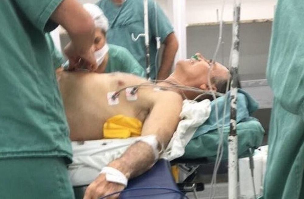 Bolsonaro fue operado con éxito tras ser apuñalado mientras estaba de campaña en Brasil
