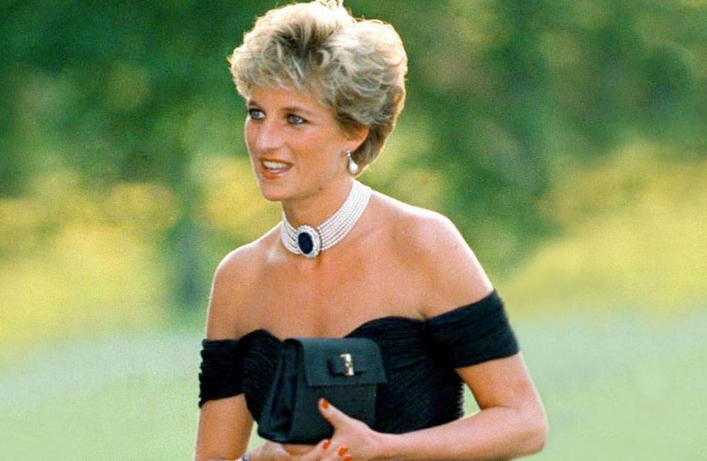 Lady Di y una foto inédita en la que posa radiante con un vestido verde