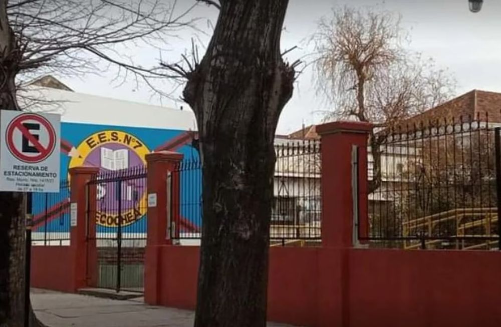 Luego de que los familiares se enteraran del resultado del examen, se acercaron a la docente y le arrojaron una botella en la cabeza. Gentileza: TN.