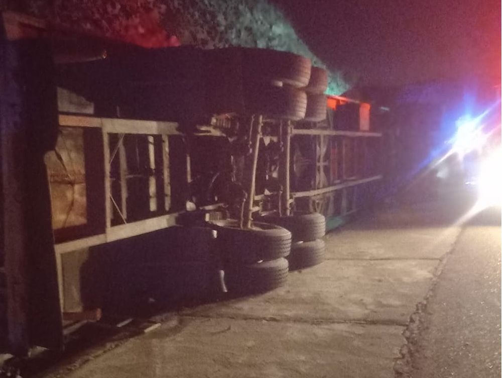 Volcó un camión jaula en la Cuesta de los Terneros