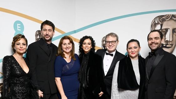 Dolores Fonzi, Santiago Mitre, Victoria Alonso, Axel Kuschevatzky y Peter Lanzani en la ceremonia de los Premios Bafta. Foto: Getty Images.