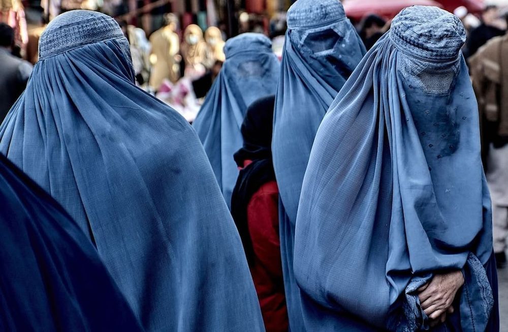 El gobierno de facto de Afganistán ratificó una nueva ley que ordena la ‘‘Propagación de la Virtud y la Prevención del Vicio’, obligando a las mujeres a usar velo cubriendo el rostro y limitando el sonido de la voz femenina en público. Foto: Europa Press