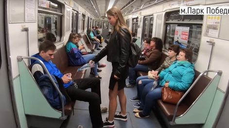Feministas le tiran lavandina a los hombres que abren mucho las piernas en el subte