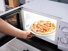 Calentar comida en el microondas: estas son las diferencias de hacerlo con o sin tapa.