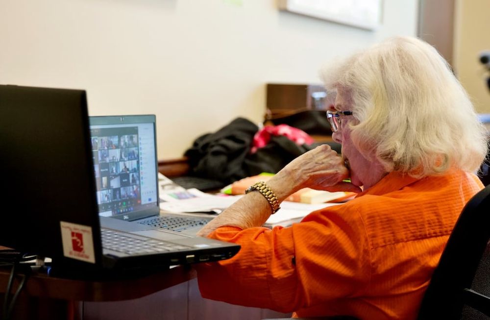 Nuevas tecnologías. Hay adultos que todavía no ingresaron a la transformación digital y de cuyo ingreso depende su permanencia en el mercado laboral. (AP)