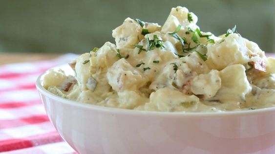 La ensalada de papas suele combinarse con distintos ingredientes.