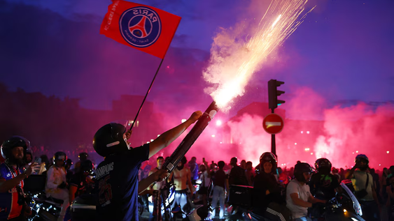 Miles de aficionados se congregaron en el estadio&nbsp;Parque de los Príncipes&nbsp;y en los alrededores para observar el encuentro y se produjeron enfrentamientos con la policía.