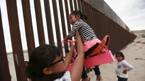 Los niños no conocen fronteras: así se convirtió al muro en una zona de juegos