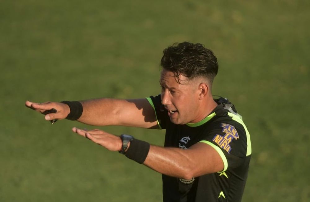 Nelson Sosa, el árbitro que otra vez fue protagonista por sus pésimas decisiones en el campo de juego.