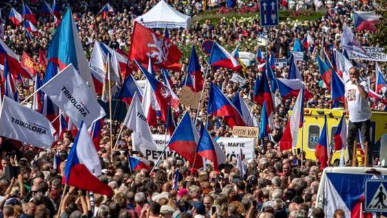 Praga, República Checa: miles de personas colmaron las calles reclamando salir de la Unión Europea, de la OTAN y acordar con Rusia para tener gas más barato.