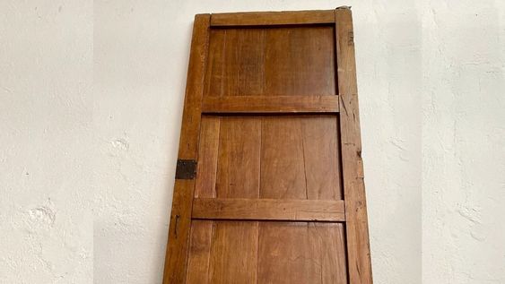 Esa puerta en desuso conviértela en un respaldar para la cama.&nbsp;