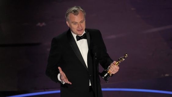 Christopher Nolan acepta el premio al mejor director por Oppenheimer durante la ceremonia de los Oscar el domingo 10 de marzo de 2024 en el Dolby Theatre de Los Ángeles. (Foto AP/Chris Pizzello)