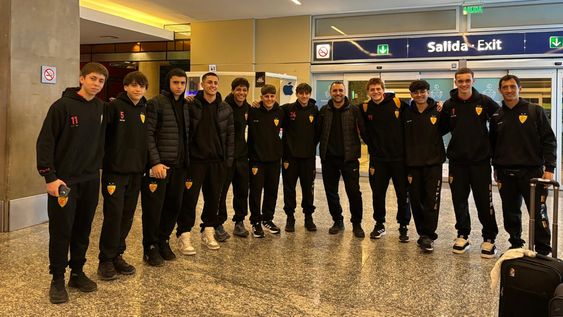 Equipo de juveniles del club Leonardo Murialdo que viajó a Buenos Aires.