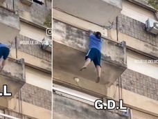 Video: discutió con su pareja y cayó desde un cuarto piso sobre un patrullero. Video: discutió con su pareja y cayó desde un cuarto piso sobre un patrullero.