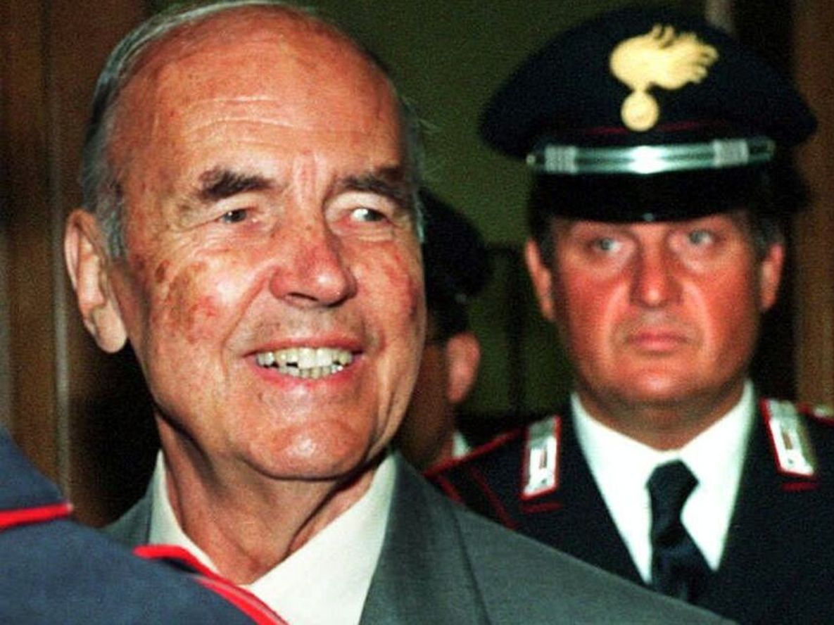 Nadie aceptó el cuerpo del nazi Priebke y terminó enterrado en una cárcel