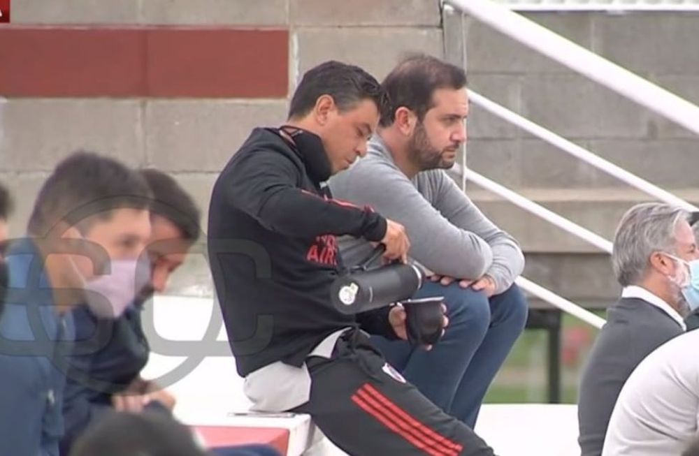 A puro mate, Marcelo Gallardo observó en el River Camp el triunfo de la Reserva. / TV