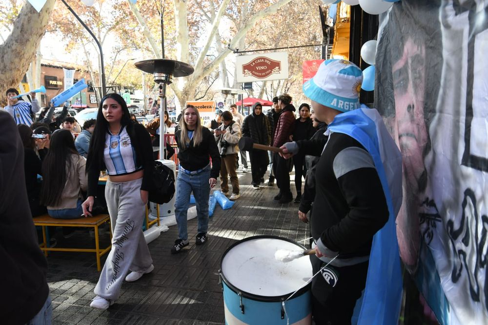 La calle Arístides se prepara para el partido de la Selección Argentina.  