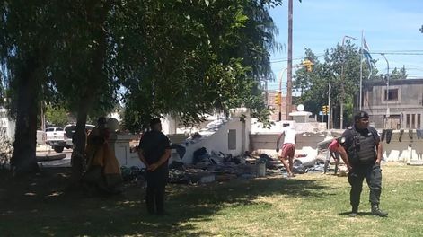Confuso desalojo de personas en situación de calle en el centro de San Martín.