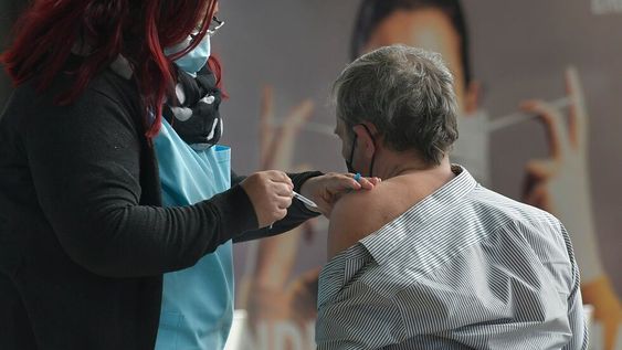 Según el documento, hasta el 31 de julio se habían aplicado poco más de 32 millones de dosis y se notificaron más de 50.000 Esavi. / Foto: Orlando Pelichotti