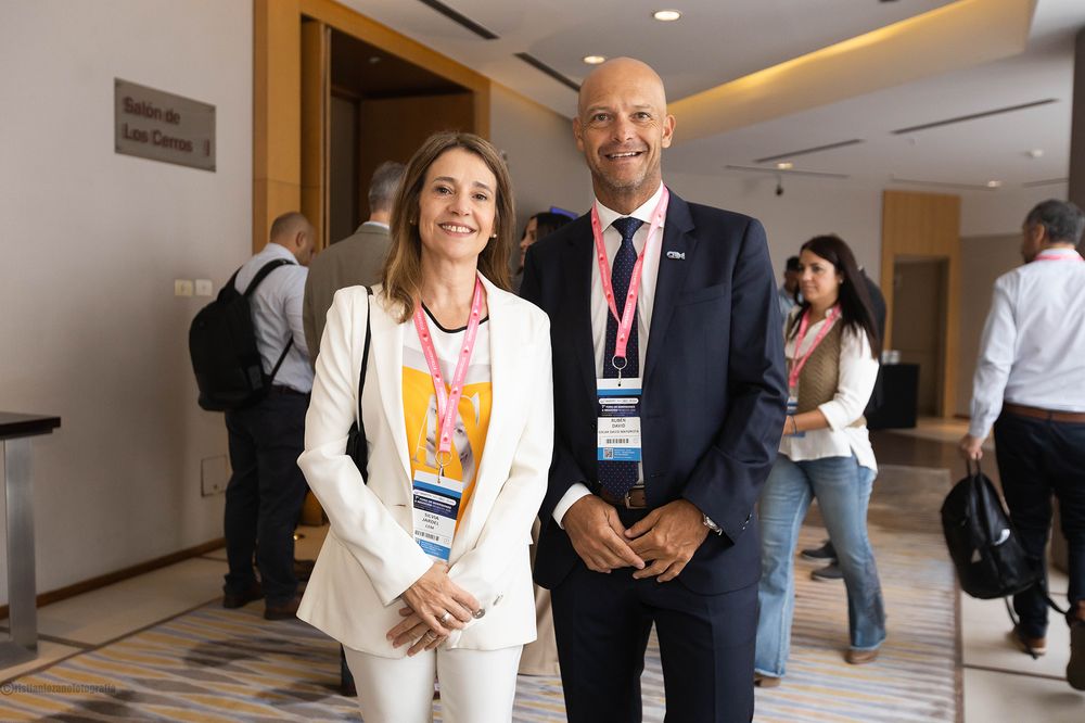 Silvia Jardel, gerente del CEM junto al empresario Rubén David. 