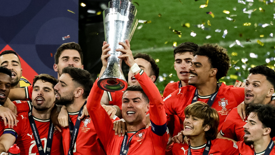 Cristiano Ronaldo de Portugal (C) levanta el trofeo mientras los jugadores celebran tras ganar la final de la Liga de Naciones de la UEFA entre Portugal y España en Múnich, Alemania, el 08 de junio de 2025. (Alemania, España) Foto: EFE/EPA/FILIP SINGER