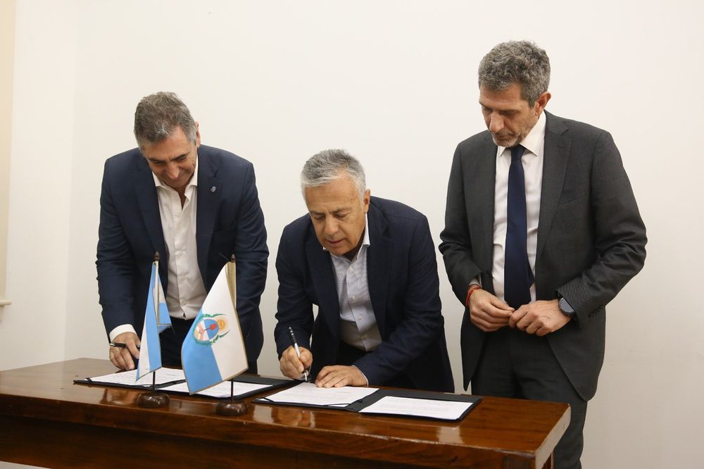 El gobernador Alfredo Cornejo firmó con el secretario de Transporte, el mendocino Luis Pierrini, y el titular de Vialidad Nacional, Marcelo Compoy.