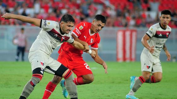El Rojo de Avellaneda vive una situación complicada y sólo igualó 2-2 con Colón de Santa Fe. / Gentileza.