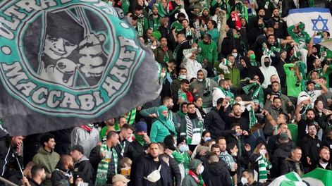Los Andes | Seguidores del equipo israelí Maccabi Haifa asisten a un partido contra Union Berlin por el Grupo E de la Conferencia Europea en Berlín, 30 de septiembre de 2021. Los israelíes fueron objeto de ataques antisemitas durante el partido. (Foto: Michael Sohn /