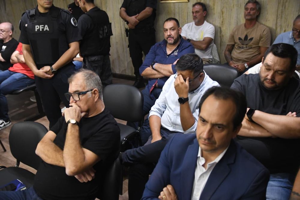 Gran parte de la banda de Bento en escena: al frente los abogados Martín Ríos y Matías Aramayo. Atrás el comisario Gabriel Moschetti, Jaime Alba y Francisco 