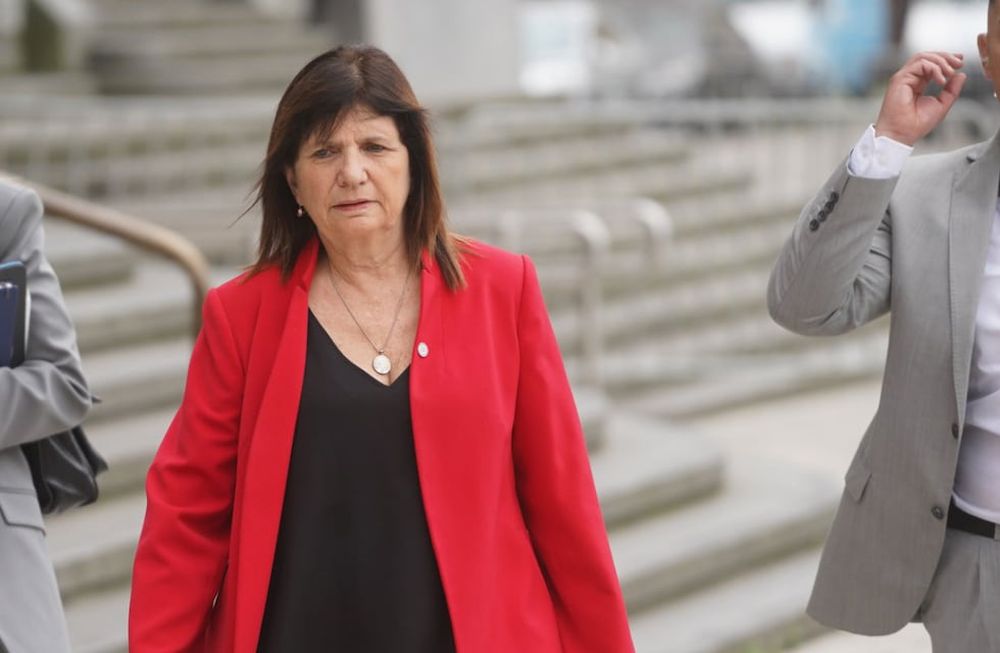 La ministra de seguridad Patricia Bullrich se retira de un foro económico(World Economic Forum) que se realiza en el Palacio Libertad. (Clarín / Guillermo Rodriguez Adami)