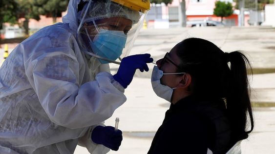Un trabajador de salud recolecta una muestra de un residente durante la prueba del nuevo coronavirus afuera de la Piscina Olímpica en La Paz, Bolivia. Foto: AP