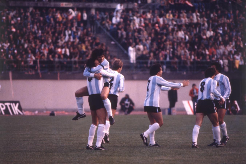 Diego Maradona y Leopoldo Jacinto Luque en Viena