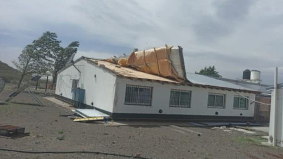 El Zonda voló el techo de la escuela albergue Embajador Pablo Neruda y evalúan evacuar a sus alumnos. - Gentileza