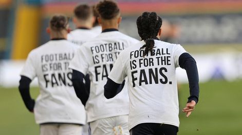 Telam, Inglaterra, 19 de abril de 2021: Leeds United, dirigido por el argentino Marcelo Bielsa, empató hoy con Liverpool 1 a 1 en los minutos finales del partido válido por la fecha 32 de la Premier League de fútbol de Inglaterra.Foto: AFP/aa/TelamLeeds United players wear T-shirts with slogans against a proposed new European Super League during the warm up for the English Premier League football match between Leeds United and Liverpool at Elland Road in Leeds, northern England on April 19, 2021. (Photo by Clive Brunskill / POOL / AFP) / RESTRICTED TO EDITORIAL USE. No use with unauthorized audio, video, data, fixture lists, club/league logos or live services. Online in-match use limited to 120 images. An additional 40 images may be used in extra time. No video emulation. Social media in-match use limited to 120 images. An additional 40 images may be used in extra time. No use in betting publications, games or single club/league/player publications. /