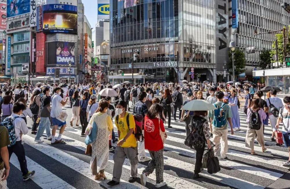 “Debemos construir una economía social que dé prioridad a la infancia para revertir la baja tasa de natalidad”, aseguró el gobernador. Foto: Yuichi Yamazaki / Getty Images.
