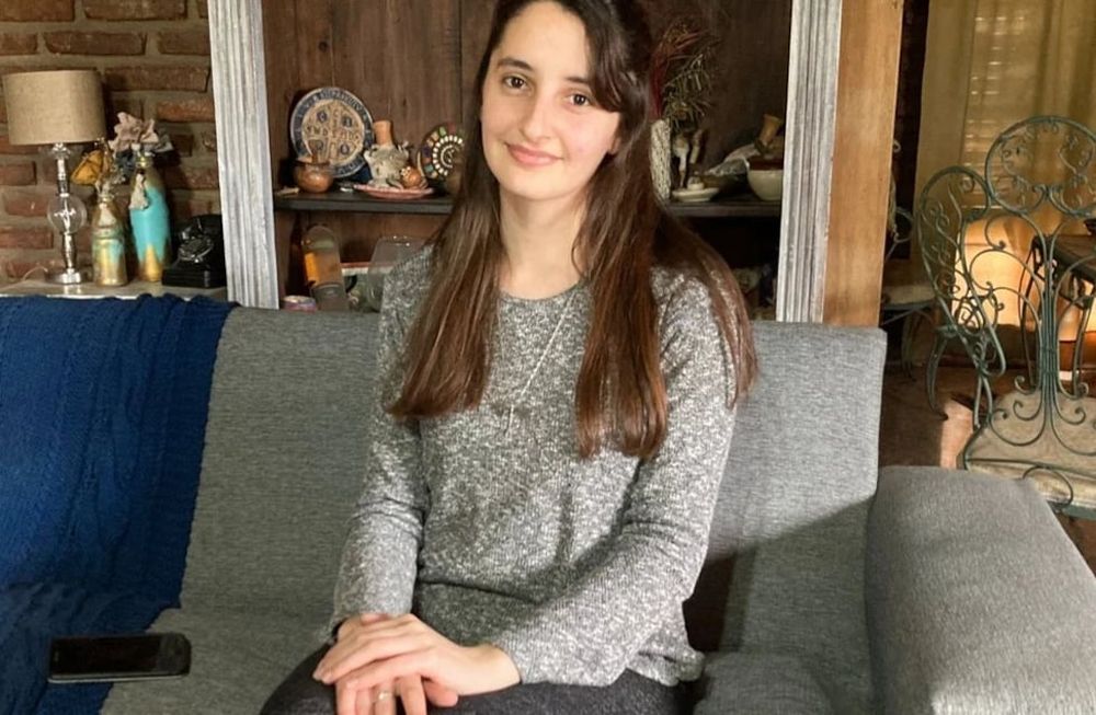 Manuela mantuvo la entrevista por Zoom hace tres semanas y ahora le enviaron el mail con los motivos por los que no le daban el trabajo, entre ellos su exceso de simpatía.