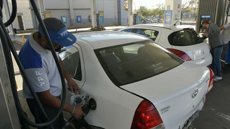 Aumento de los combustibles de YPF, 14 de marzo de 2022. Foto: Orlando Pelichotti, Los Andes