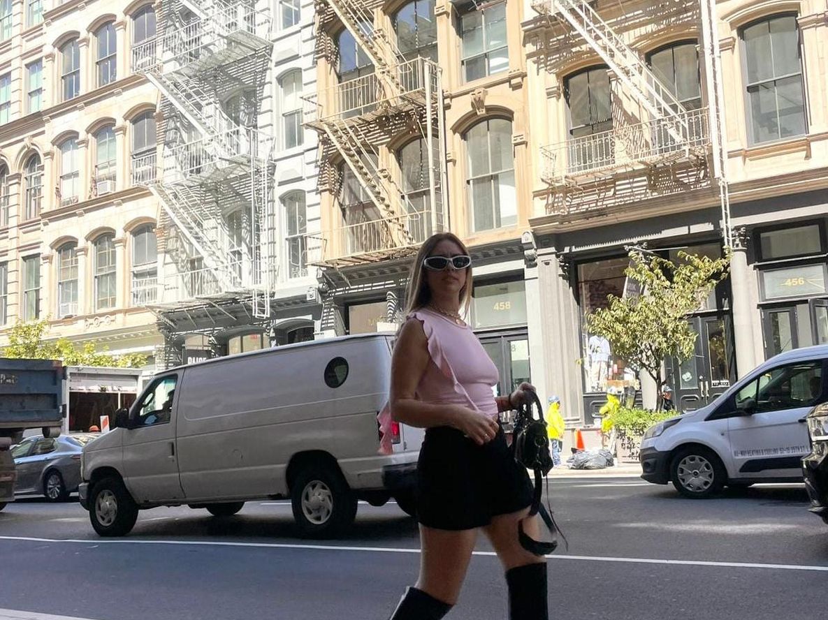 Miranda en las calles de Nueva York, la ciudad que conoció en películas y hoy recorre como parte de su vida cotidiana.
