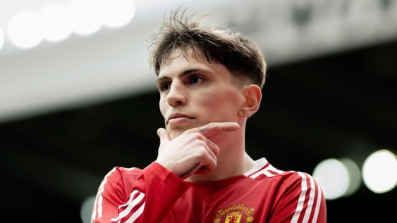 Alejandro Garnacho podría dejar el Manchester United para sumarse al Chelsea