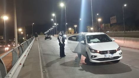 Para mover el vehículo cortaron en su totalidad la calzada en dirección norte, lo que generó un importante caos vehicular en el nudo vial del ingreso a Ciudad. Foto: Gentileza Radio Mitre.