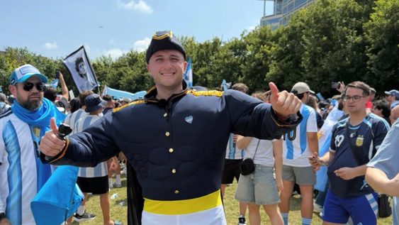 Emiliano Nicolás Molina, el mendocino que viajó vestido de San Martín al Mundial 2026.
