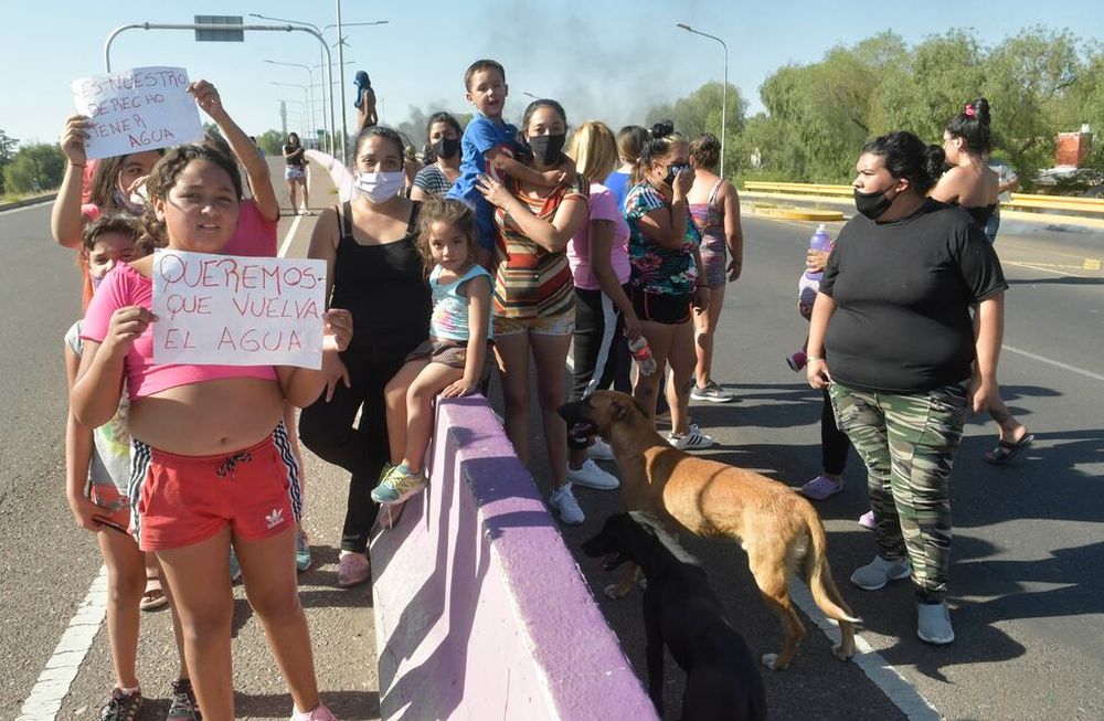 Ayer, vecinos que viven en los barrios del oeste de Godoy Cruz interrumpieron la circulación durante la mañana en el Corredor Urbano del Oeste / Orlando Pelichotti