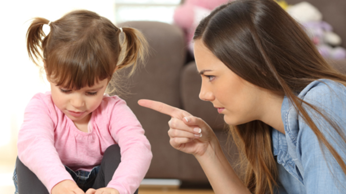 Según la psicología, las personas que crecieron en entornos exigentes arrastran dificultades en la adultez