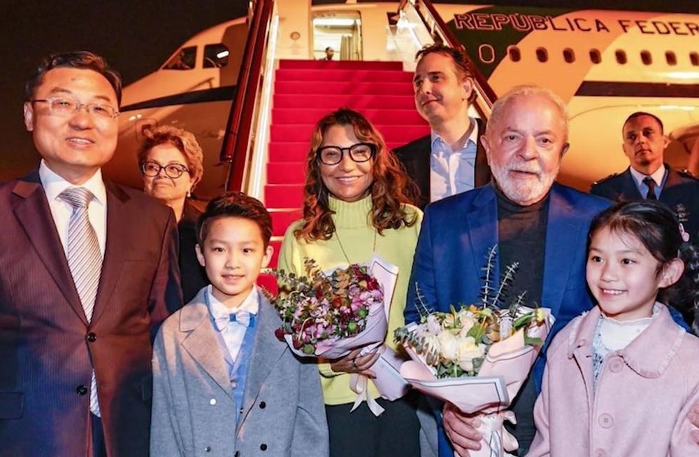 El presidente de Brasil, Lula da Silva, junto a su esposa aterrizando en China para su visita oficial.