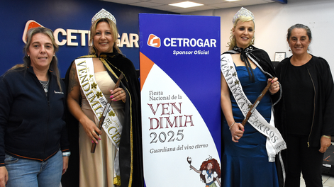 Laura Beningazza, directora de Actividades Artísticas de la Subsecretaría de Cultura; Victoria Herrera, creadora de la Vendimia de los Cerros; Noelia Poblete y Paola Sosa, reina y virreina de los Cerros 2025 