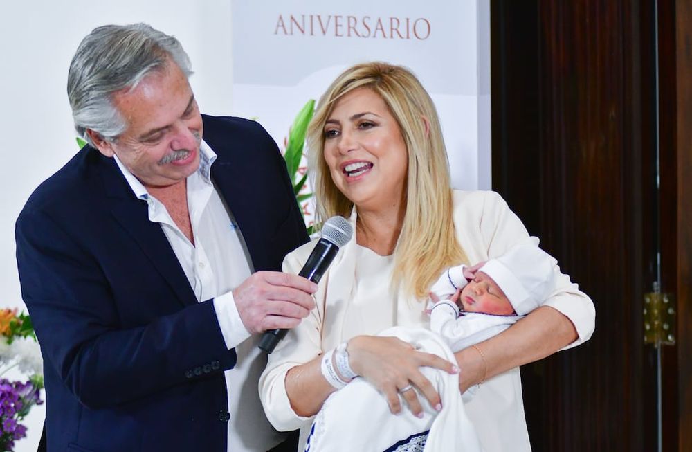 Alberto Fernández y Fabiola Yañez con su hijo recién nacido Francisco en el Hospital Otamendi. Foto archivo: Federico Lopez Claro