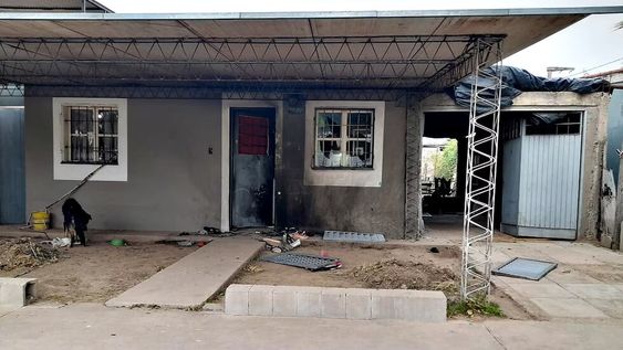 Más de 30 vecinos ingresaron a la vivienda y asesinaron al hombre acusado de abusar sexualmente de una niña en Córdoba. - Gentileza / @leoguevara80
