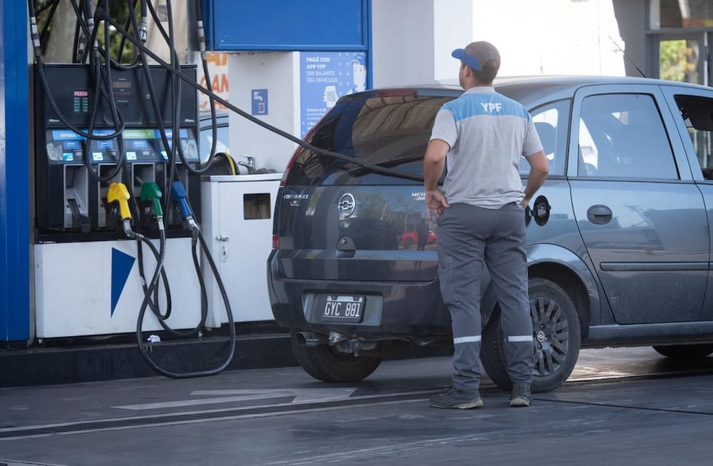 Se espera que hoy vuelva a aumentar el precio del combustible, por la actualización del valor de unos impuestos que acumulan un importante atraso. Foto: Ignacio Blanco / Los Andes