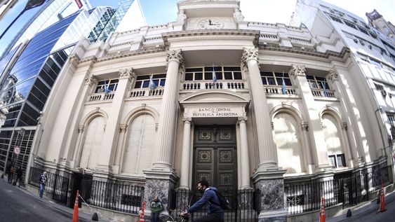 ID:4880420 Telam, Buenos Aires, 24 de septiembre de 2020: El Banco Central de la República Argentina (BCRA) dispuso hoy que las transferencias de cuentas nominadas en moneda extranjera puedan cursarse sin necesidad de validación previa, una reglamentación que fue adoptada días atrás y que frenó esta operatoria desde el miércoles de la semana pasada.Foto: Fernando Gens/amb/Telam